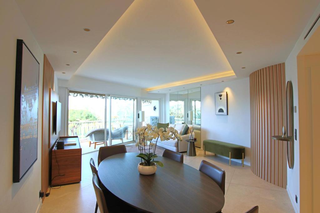 COMPLETELY RENOVATED APARTMENT ON BLD CROISETTE, 3 PARENTAL BEDROOMS - 4