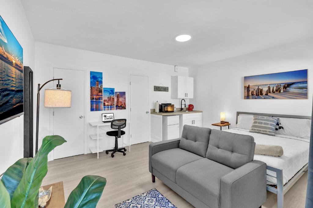 Young Circle & Hollywood Blvd Posh Studio Suite, Hollywood