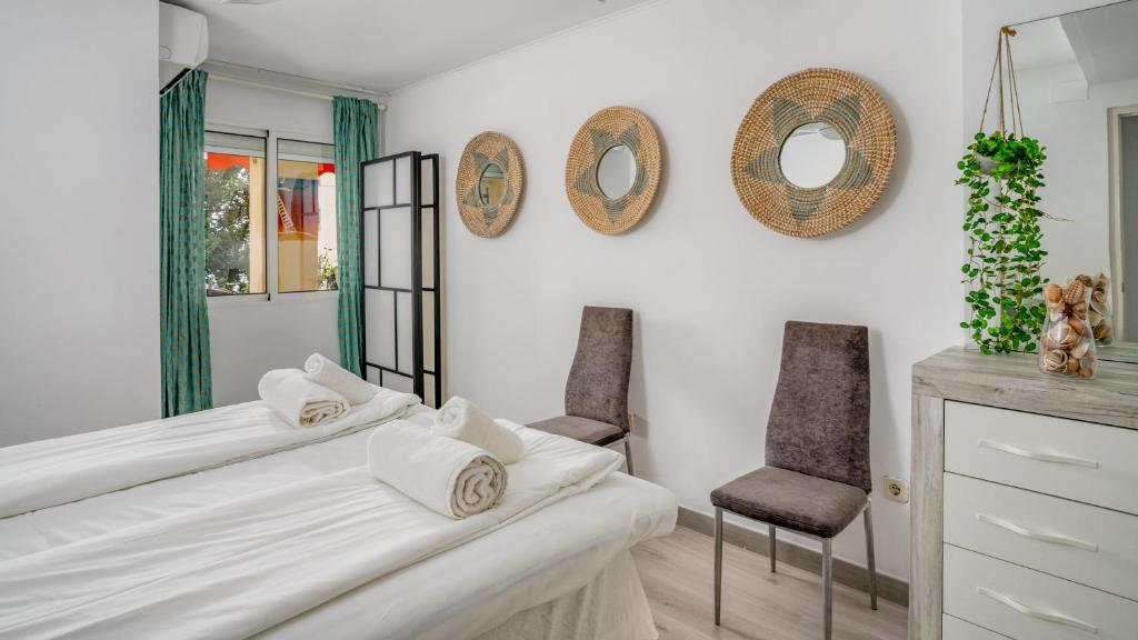 Fuengirola Seaside Bliss: 3 BR with a View - 2