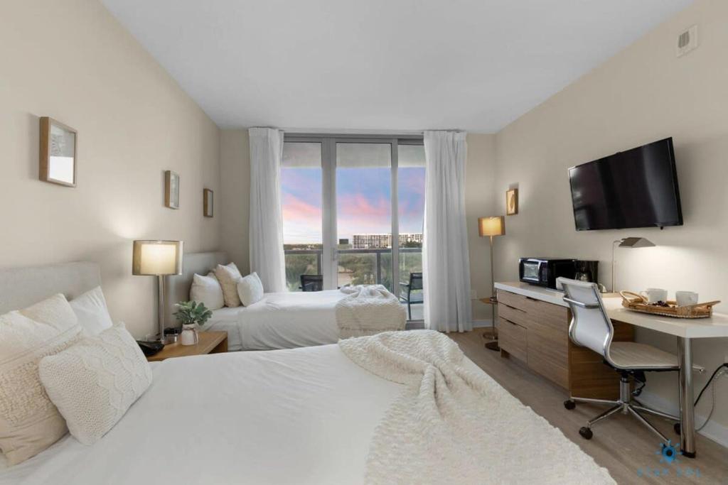 Spectacular View with Balcony, Pool, Near Beach, Hallandale Beach