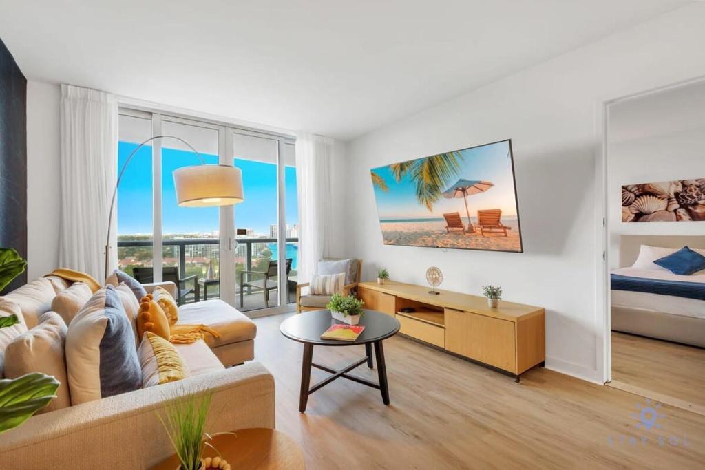 Infinite Views with Amazing Pool plus Gym, Near Beach, Hallandale Beach