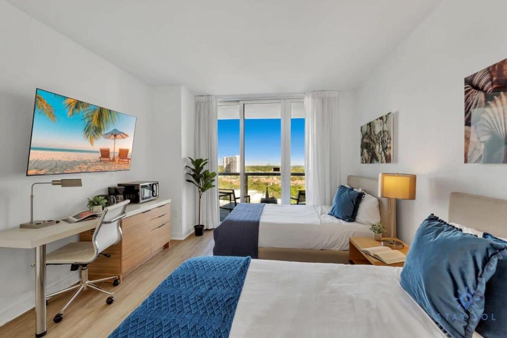 Infinite Views Amazing Pool Gym, Hallandale Beach