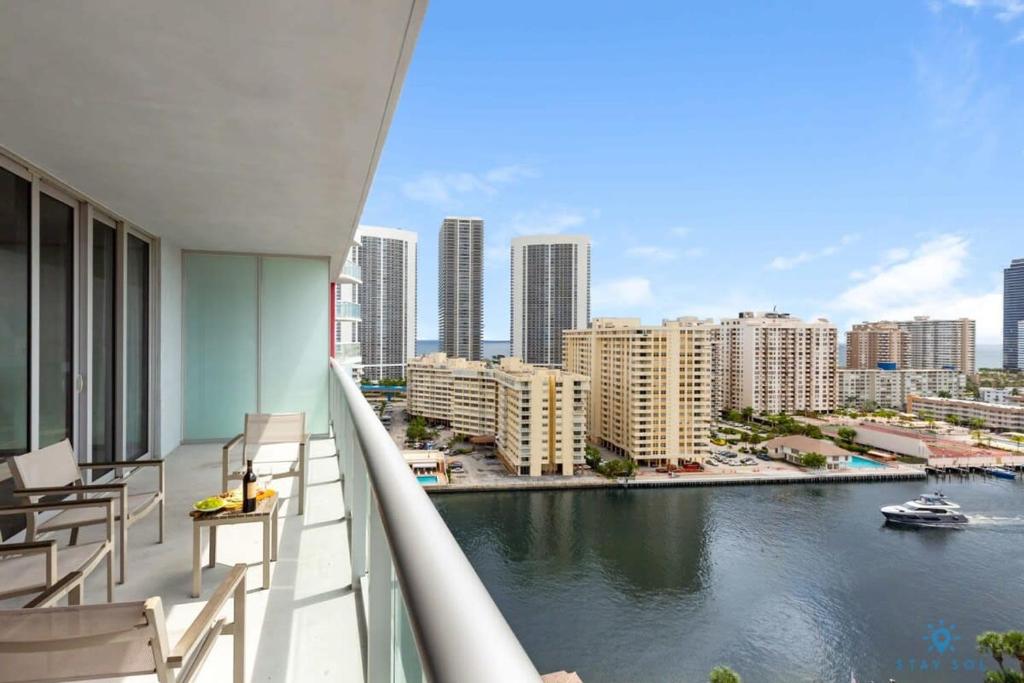 Infinite View with Balcony, Amazing Pool, Gym, Hallandale Beach