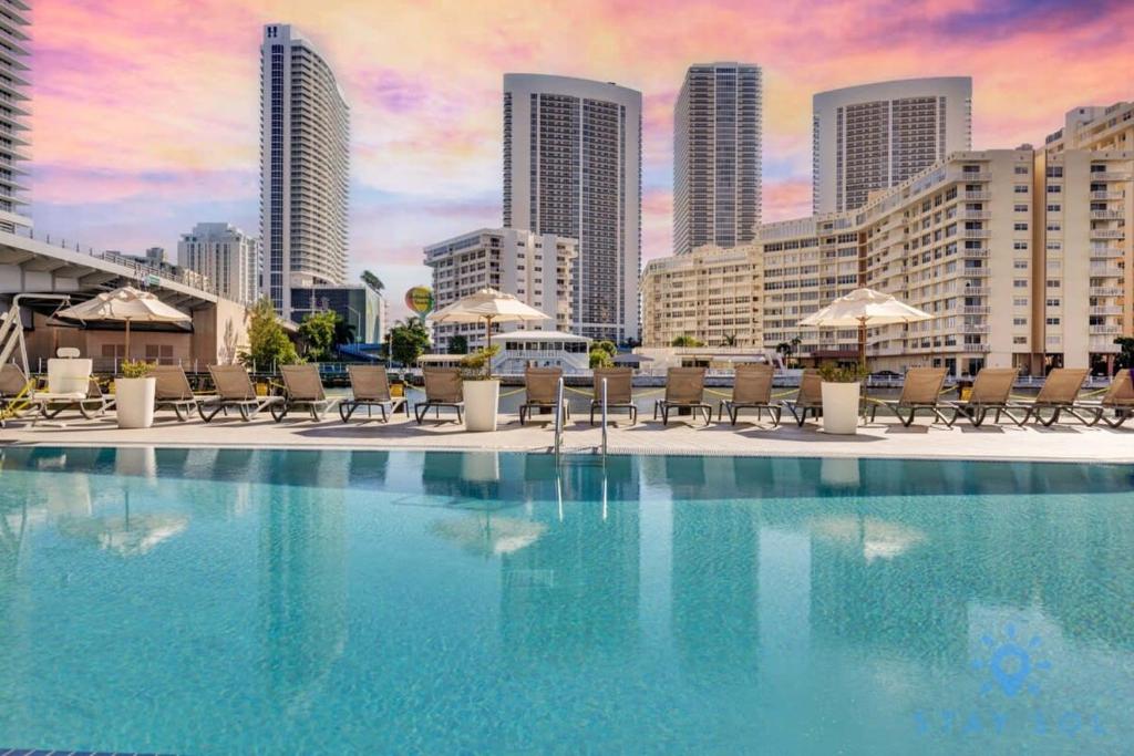 Resort Near Beach with Amazing Pool and Gym, Hallandale Beach