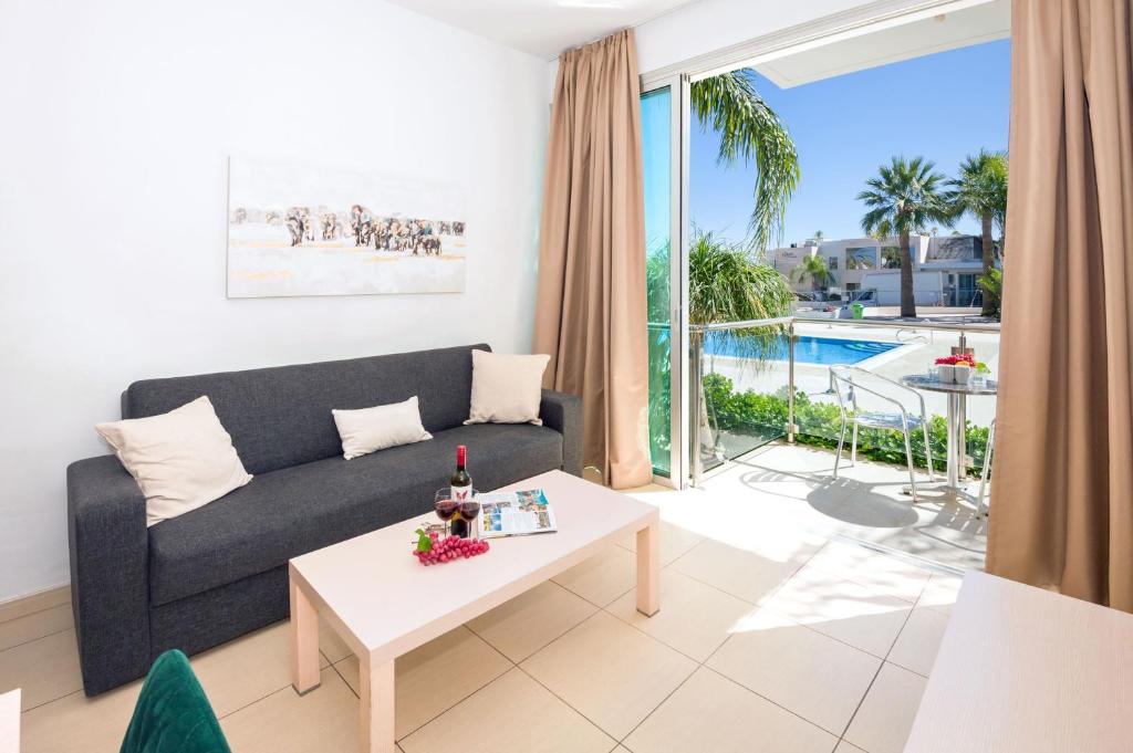 ALICIA - Coralli Beachfront Apartment, Paralimni