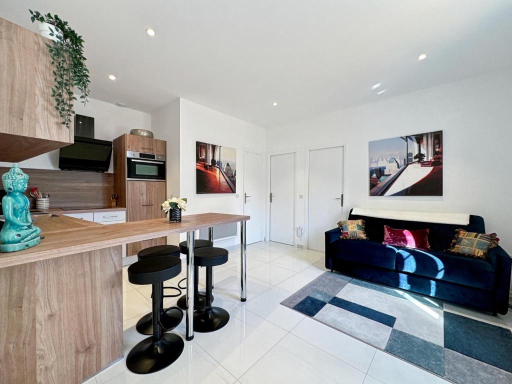 Tivoli 4 - Renovated 2 bedrooms appartment, Monaco Border, 5mn from Casino Monte Carlo, Beausoleil