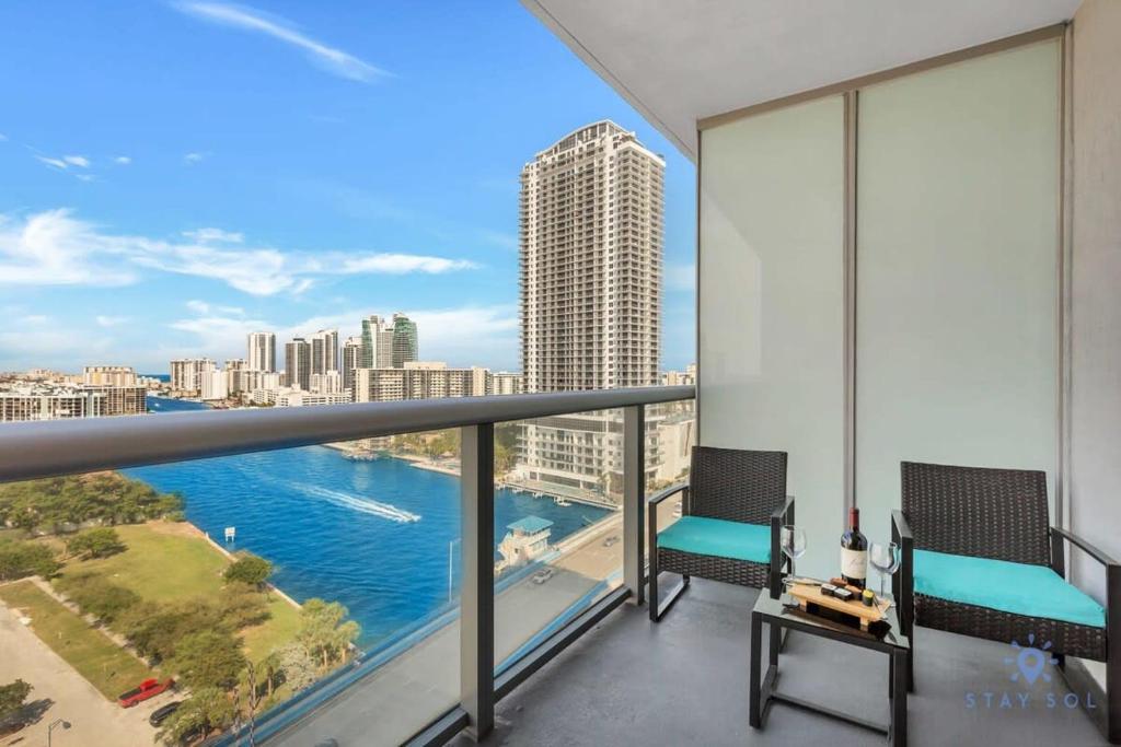 Spectacular View with Balcony, Pool, Near Beach, Hallandale Beach