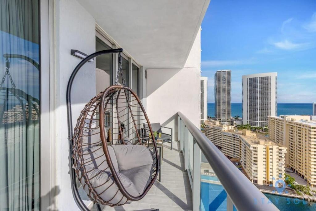 Infinite View Balcony Gym Amaizing Pool, Hallandale Beach