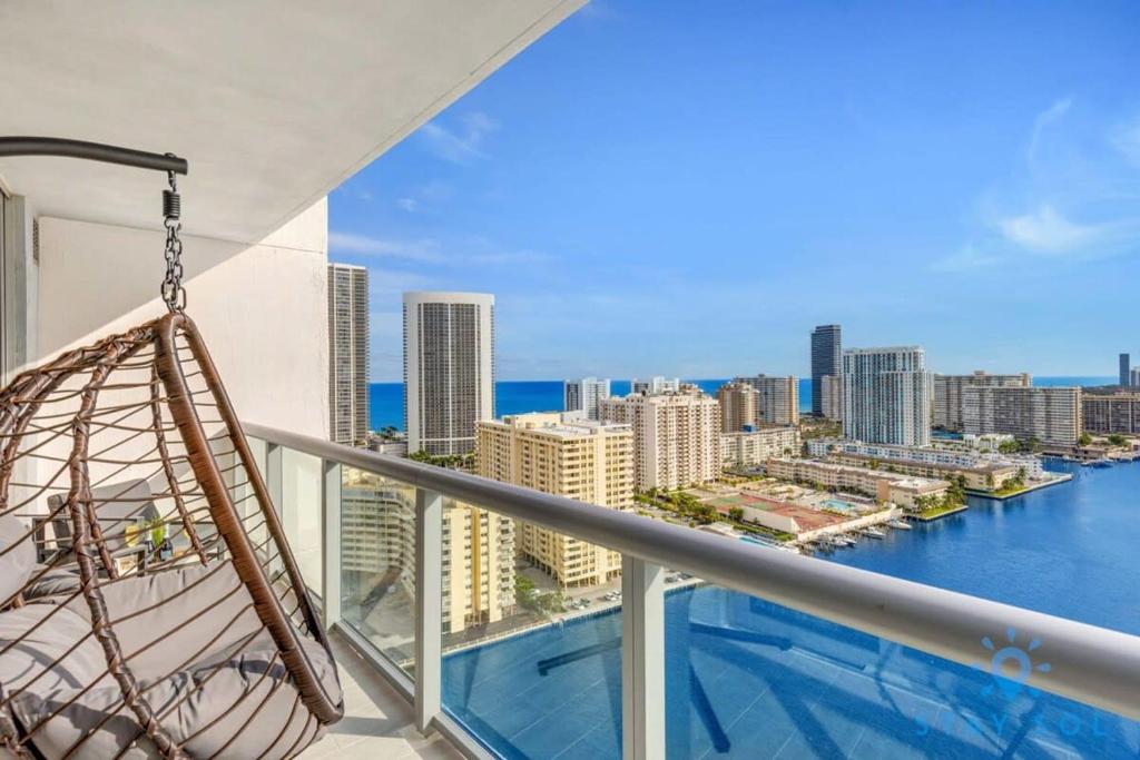 Amaizing Pool Infinity View w Balcony Gym, Hallandale Beach