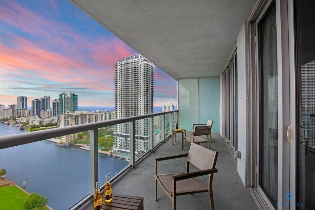 Infinite View and Balcony with Pool, Near Beach, Hallandale Beach