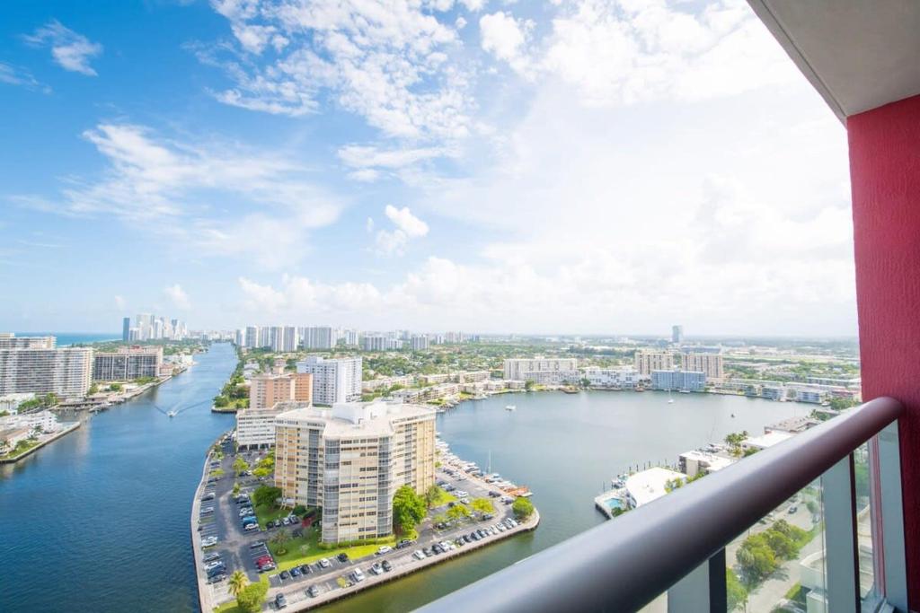 Infinite View Balcony & Pool Gym Near Beach, Hallandale Beach