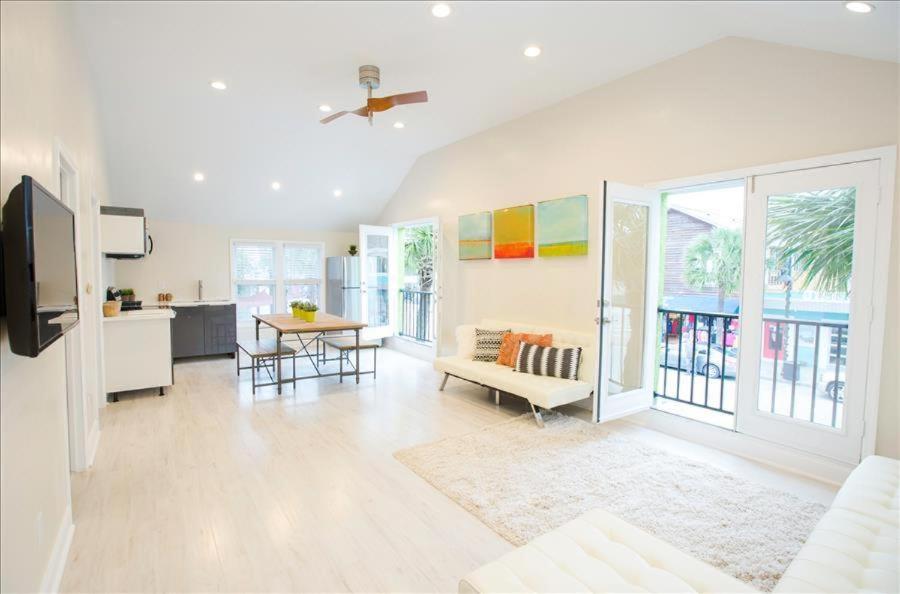 Palms Luxe- 1 BLOCK FROM BEACH ON CENTER ST, Folly Beach