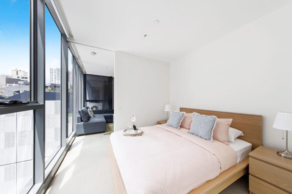 A Chic Apt with a Large Balcony Next to Grand Prix, Melbourne