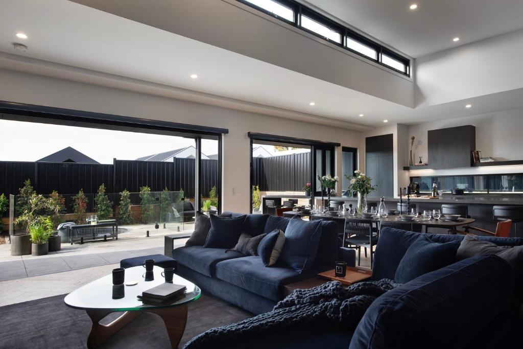 Chalet Noir - sleek design with heated plunge pool, Daylesford