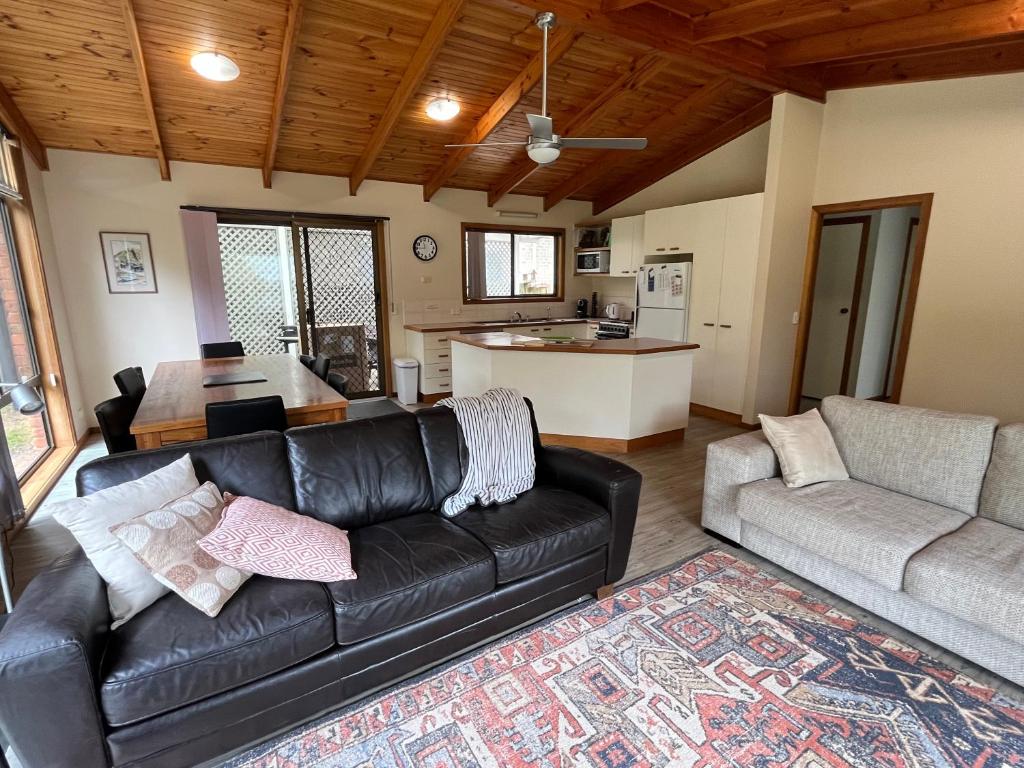 Relax on Ripple - 5 min walk to patrolled beach, Inverloch