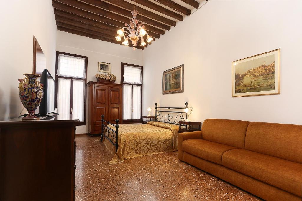 Leoncini with a wonderful canal view, Benátky