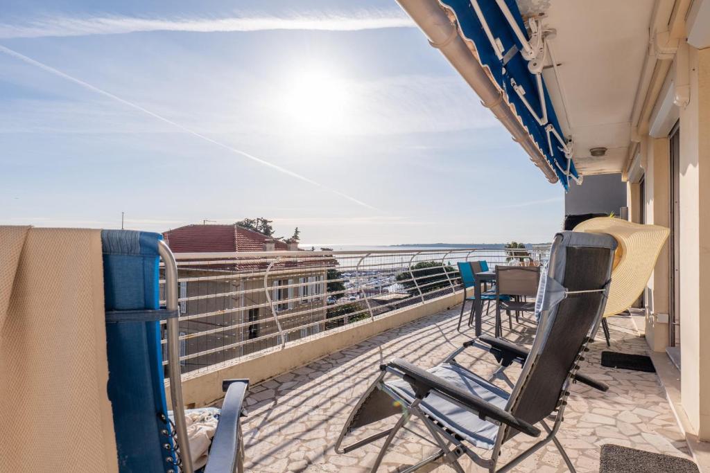 3-Br Apartment Terrace steps from Beaches - 2