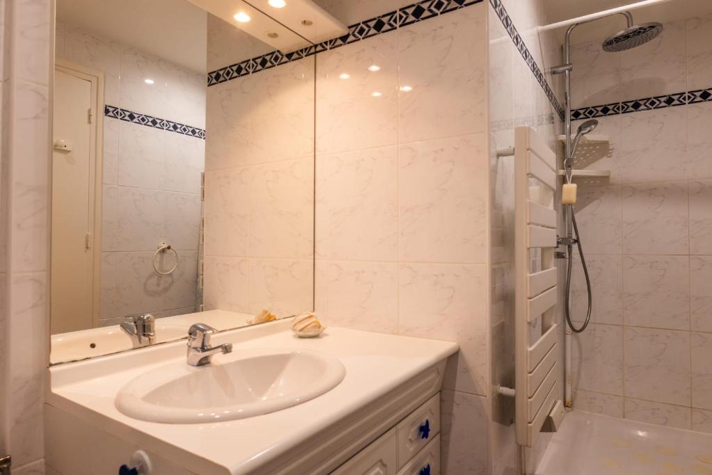 3-Br Apartment Terrace steps from Beaches - 4
