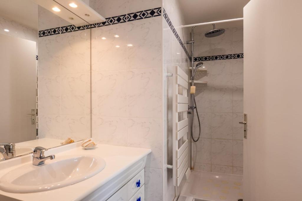 3-Br Apartment Terrace steps from Beaches - 5