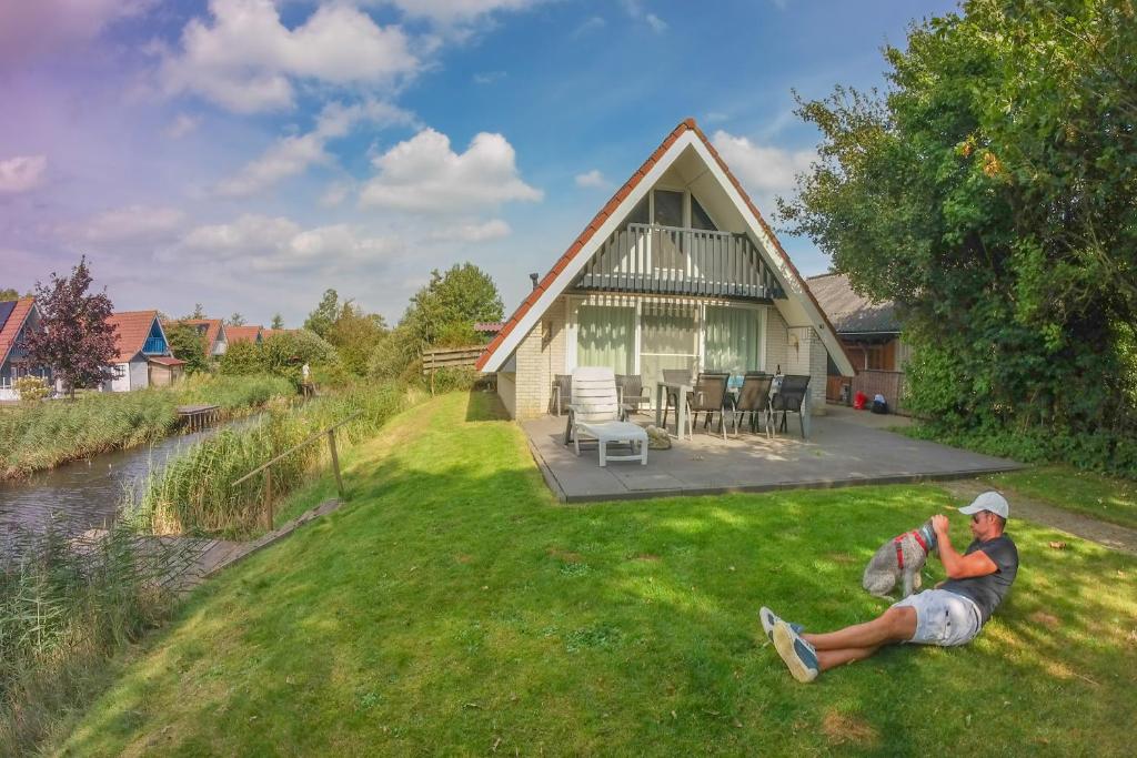 6 Pers - Holiday home with sunny terrace by a typical Dutch canal, Anjum