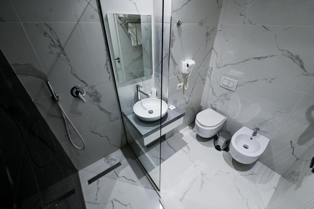 Royal G Max — Golem, Tirane