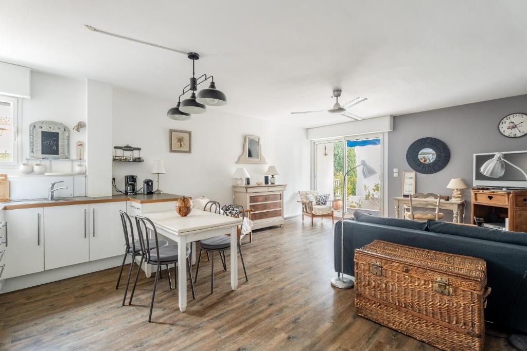 Le Kallisté par Dodo à Cassis, Cassis