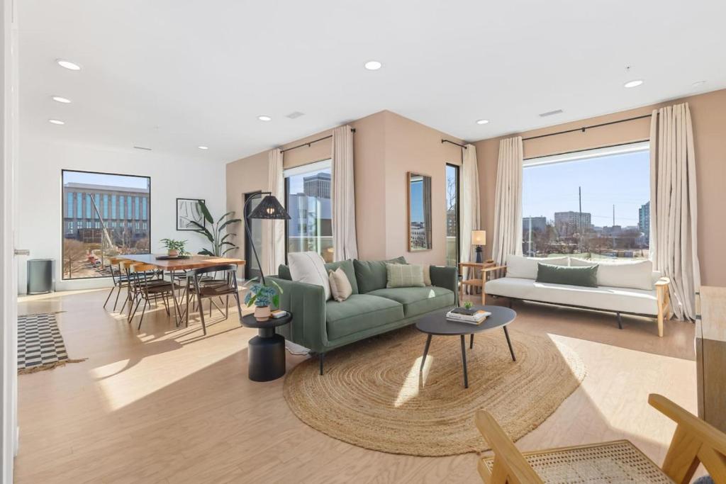 Penthouse with Patio Walk to Downtown 3 Bedrooms 5 Beds, Nashville