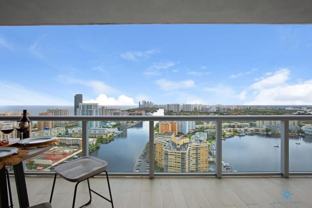Infinite View - Balcony- Amazing Pool- Near Beach, Hallandale Beach