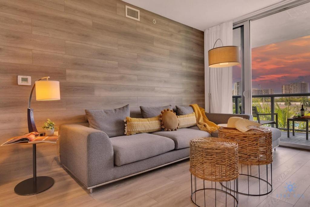 Modern Resort with Balcony - Pool - Gym, Hallandale Beach