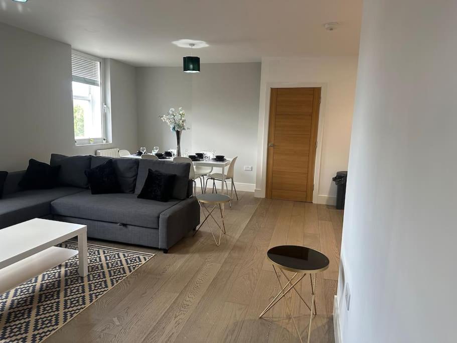 Spacious, bright 2 bed flat with 1 S/king bed., Brentwood