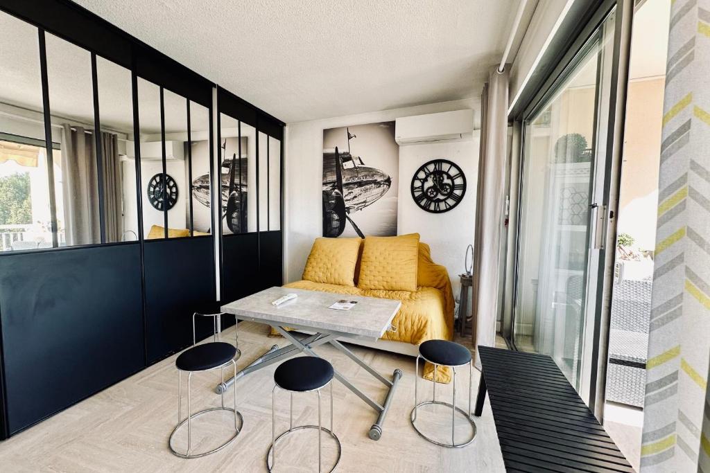 Cosy family nest with balcony and shared pool - 2