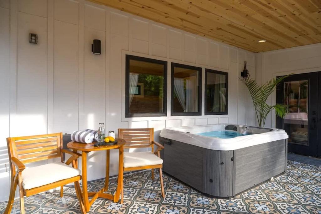 Petit Paradis Studio with hot tub, Fredericksburg