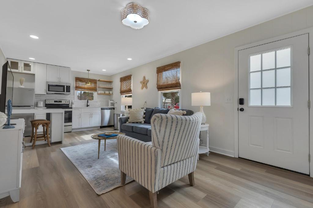 Beachy 3BD Bungalow One Block from Scenic Walkway, Oak Island