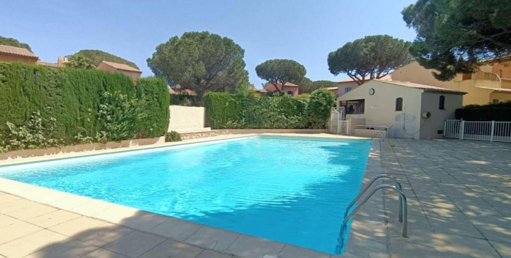 Studio in quiet residence with pool - 1