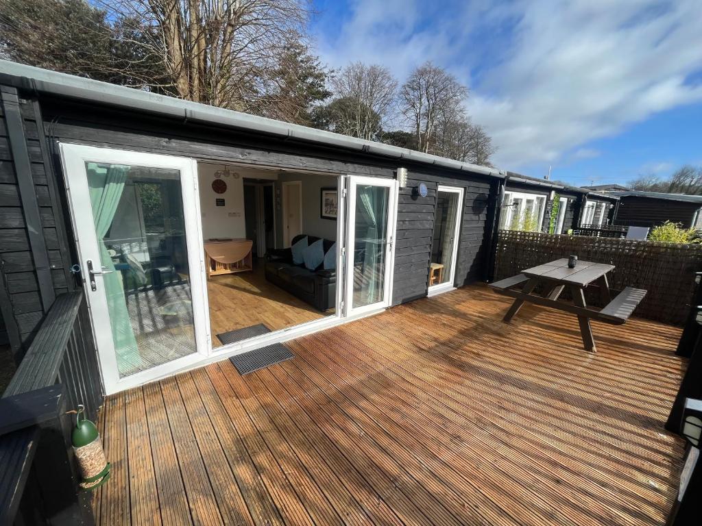 Cosy North Wales chalet - pet-friendly holiday park near Caernarfon