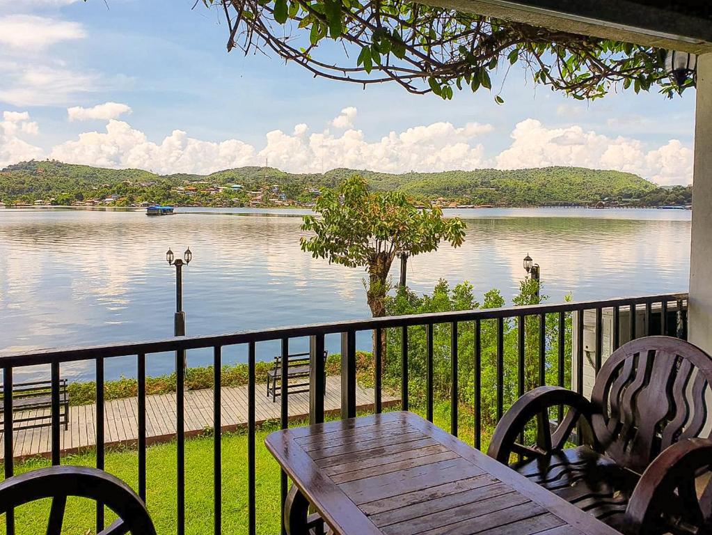 พรไพลิน ริเวอร์ไซด์ รีสอร์ต (Phornpailin Riverside Resort)