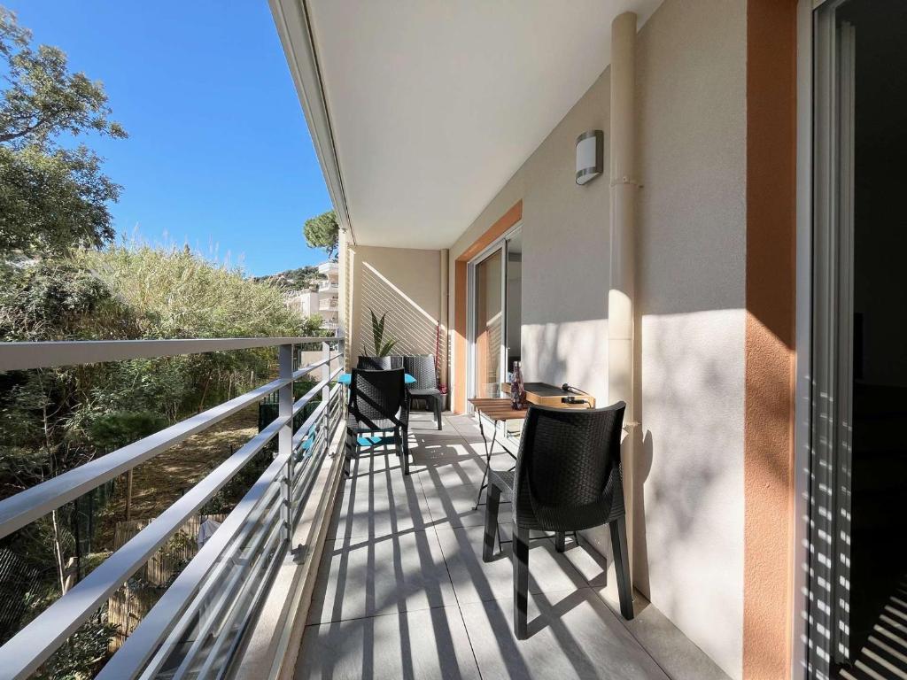 Confort et calme à Cavalaire : T2 climatisé avec Wi-Fi, balcon et double garage, proche centre-ville - FR-1-226B-186 - 2