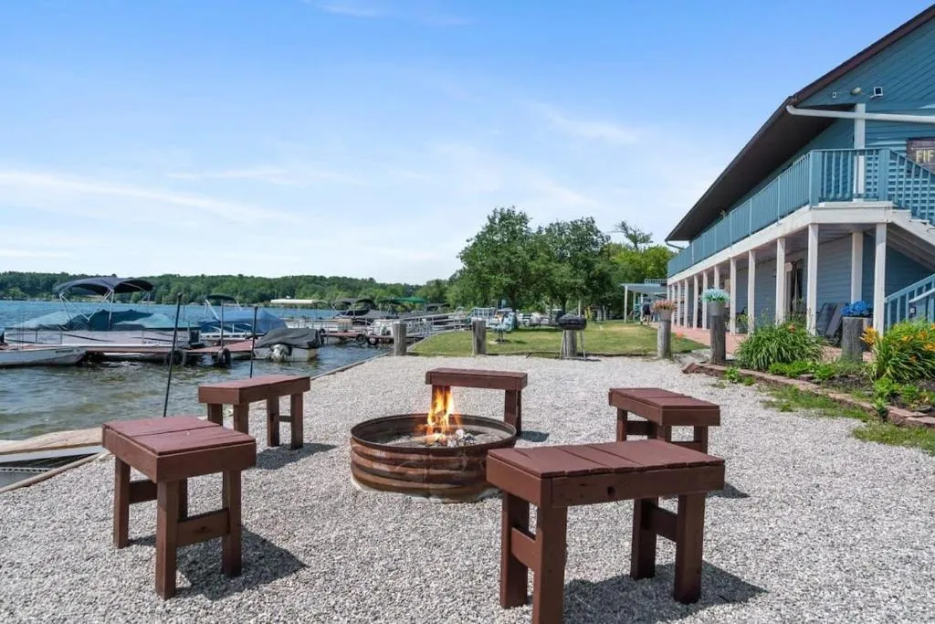 Queen Suite with Scenic Views at Fife Lake Lodge，位于Fife Lake的酒店