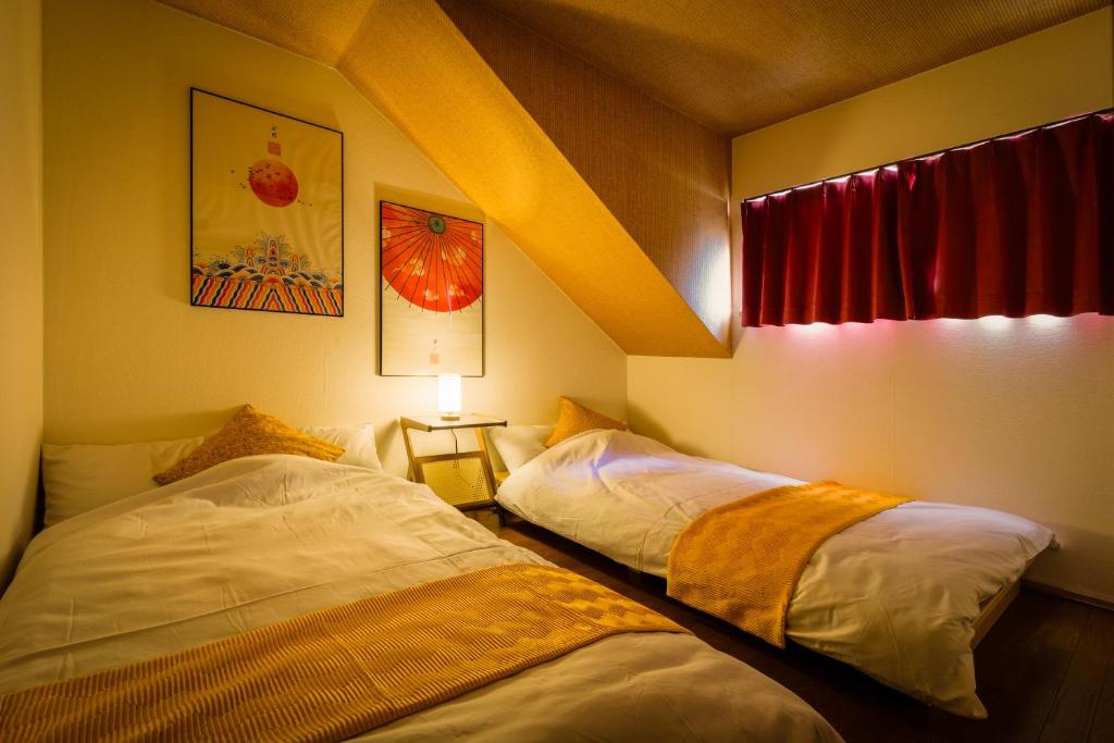 Umeda 15 min, Airport 40 min, USJ 30 min, Quiet residential neighborhood 5LDK Japanese style house for groups and families, Ósaka