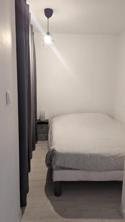 Studio climatisé avec coin nuit 150m de la plage - 5