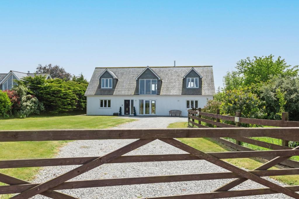 Treveth Lowen, Saint Minver