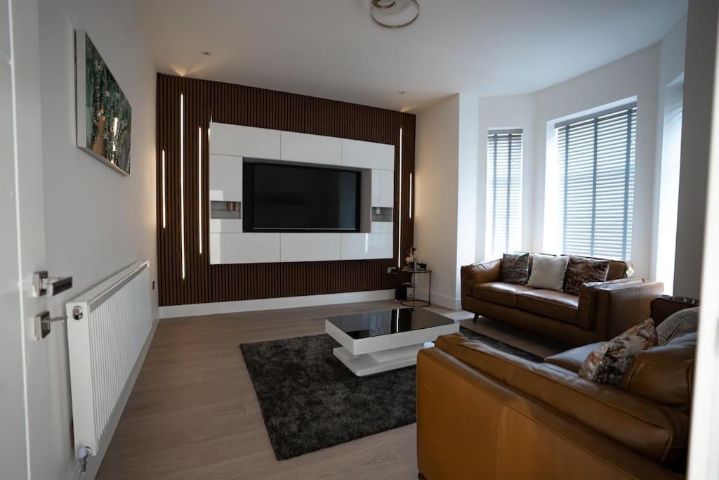 Luxury 6 Bed near city centre with Cinema Room & games room plus 5 bathrooms, Manchester