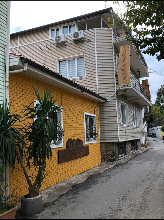 Tarihi kaleiçi müthiş lokasyon 2+1 uygun fiyat, Antalya