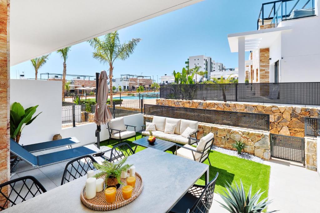 Sunshine, Pilar de la Horadada