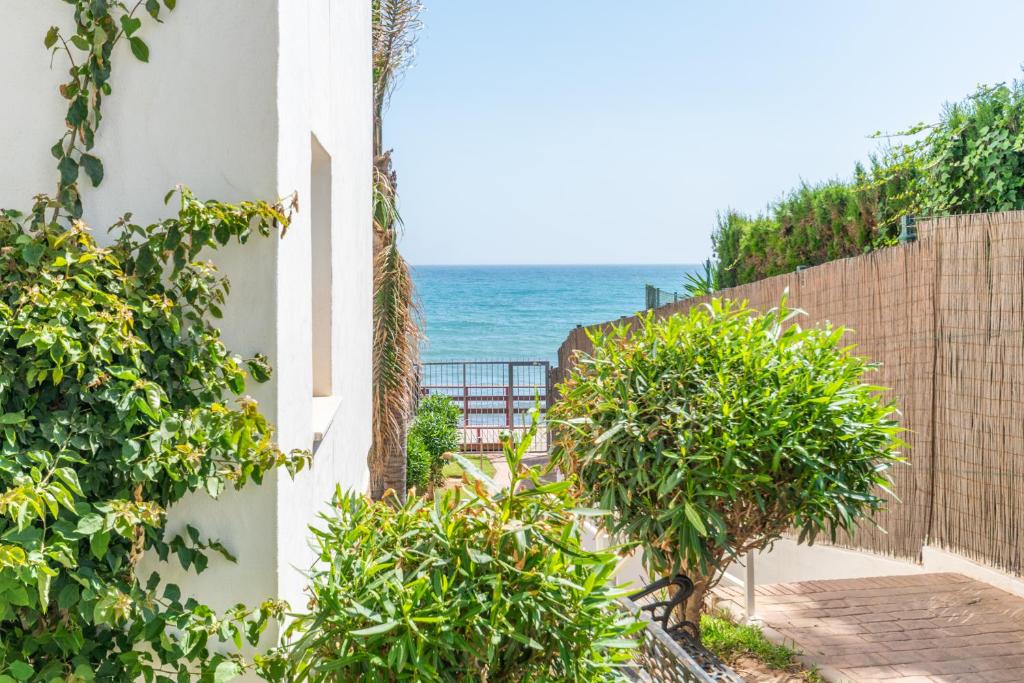 Cozy beachfront 2BR with Terrace, Pool and Garage - 3