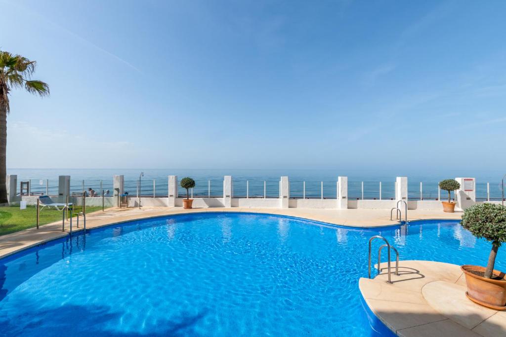 Cozy beachfront 2BR with Terrace, Pool and Garage - 5