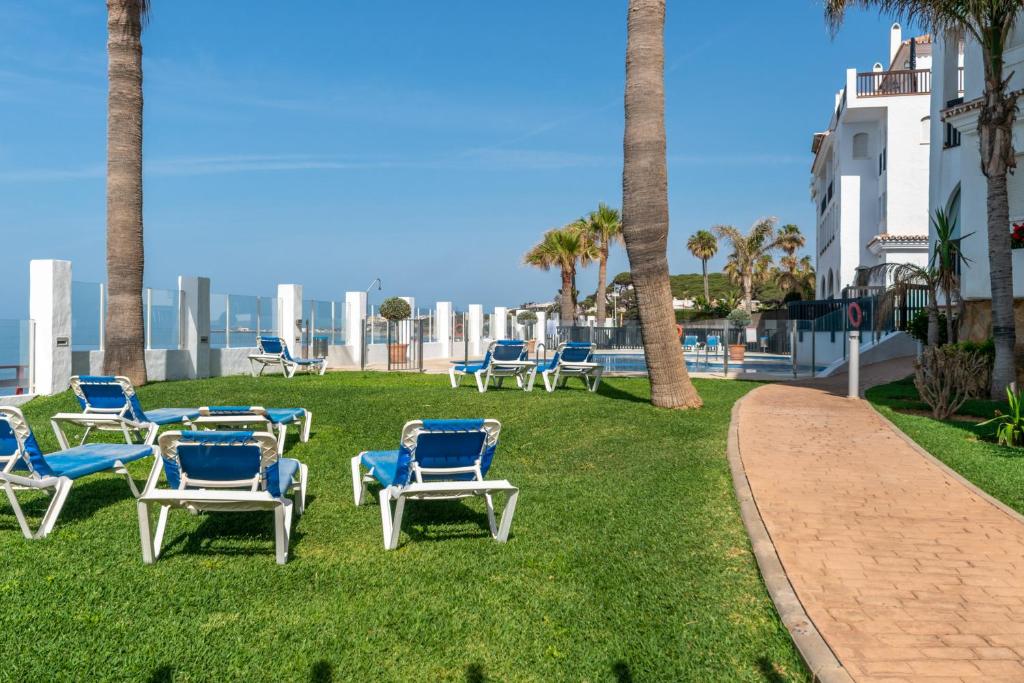Cozy beachfront 2BR with Terrace, Pool and Garage - 4