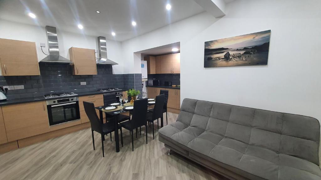 Highfield House - Ensuite, Parking, Wifi, Smart TV, Self Catering - Serving Contractors, Tourists, Santa Pod & Silverstone!, Wellingborough