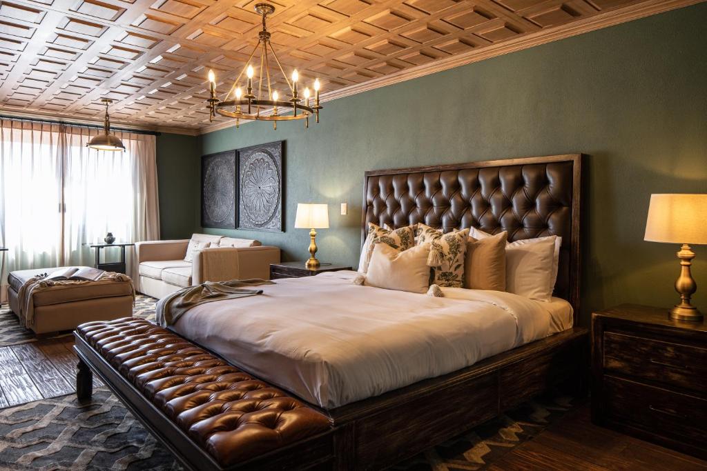Private Jacuzzi & Pool, Elegant La Escondida 5BR - 2