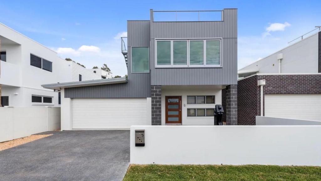 Pearls on Sapphire Beach, Sapphire Beach